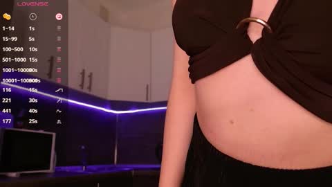 Snapshot of _esmeraldiyaa_ chatting on November 9, 2025, 9:46 pm _esmeraldiyaa_ online show from November 9, 2025, 9:46 pm