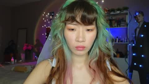 EveEva online show from November 4, 2025, 12:43 am