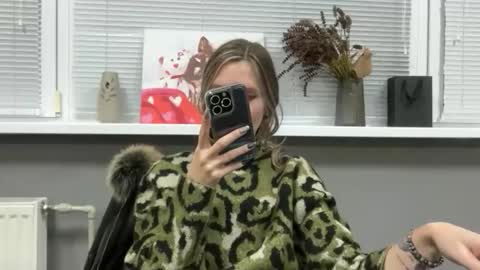  Flora  online show from November 13, 2025, 4:17 pm