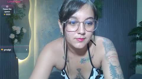 Snapshot of _ivone chatting on November 20, 2025, 7:13 pm Annie online show from November 20, 2025, 7:13 pm