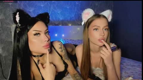 Snapshot of _jesslei_ chatting on April 19, 2026, 1:43 pm Jess blond and Leila brunette online show from April 19, 2026, 1:43 pm