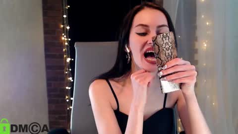  karolina online show from February 15, 2025, 6:44 pm