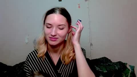 _kikiclark_ online show from October 15, 2025, 8:53 pm