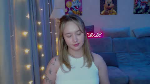 _lalune_ online show from December 19, 2024, 10:21 pm