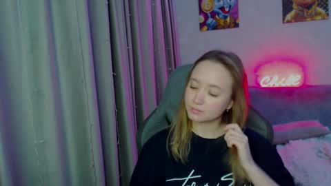 _lalune_ online show from January 3, 2025, 11:01 pm