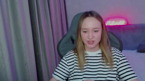 _lalune_ online show from January 16, 2025, 6:37 pm