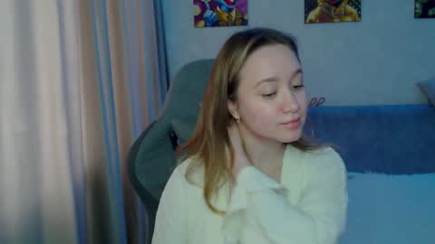 _lalune_ online show from February 6, 2025, 8:29 am