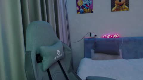 _lalune_ online show from February 12, 2025, 10:04 pm