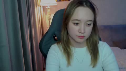 _lalune_ online show from February 20, 2025, 8:36 pm