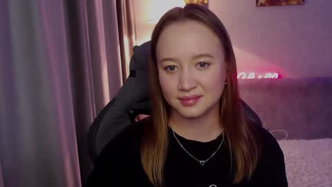 _lalune_ online show from October 21, 2025, 8:04 am