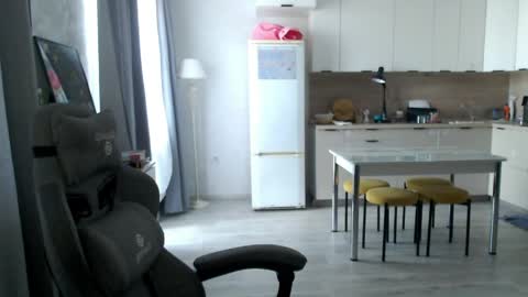 Snapshot of _lalune_ chatting on April 21, 2026, 10:10 am _lalune_ online show from April 21, 2026, 10:10 am