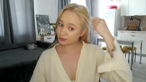 Snapshot of _lalune_ chatting on May 8, 2026, 5:13 am _lalune_ online show from May 8, 2026, 5:13 am