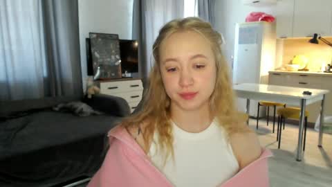 Snapshot of _lalune_ chatting on May 13, 2026, 4:10 am _lalune_ online show from May 13, 2026, 4:10 am