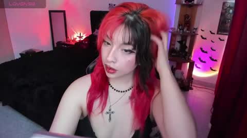 Snapshot of _lucyx__ chatting on June 30, 2026, 10:33 pm Queen. Help me reach 100 thumbs up online show from June 30, 2026, 10:33 pm