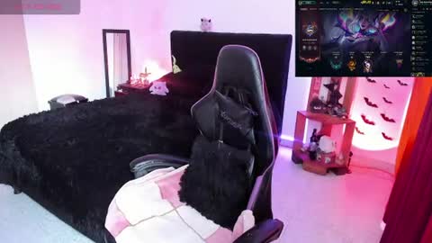 Snapshot of _lucyx__ chatting on July 15, 2026, 6:46 pm Queen. Help me reach 100 thumbs up online show from July 15, 2026, 6:46 pm