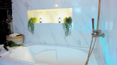  Luna  online show from February 4, 2025, 6:38 pm