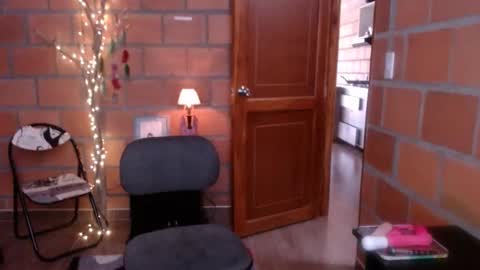 _lunablondie_ online show from December 2, 2024, 12:18 pm