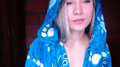 _lunablondie_ online show from February 4, 2025, 3:15 pm