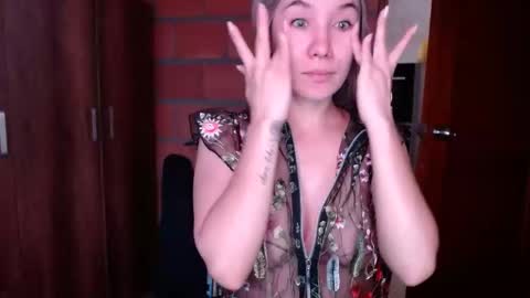 _lunablondie_ online show from February 12, 2025, 2:10 pm