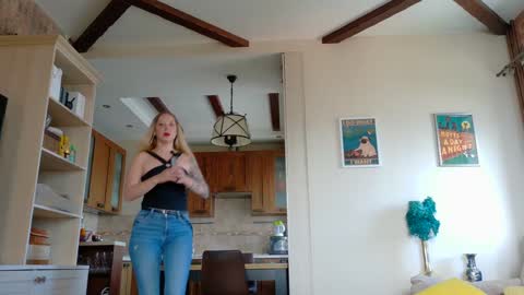 Snapshot of _mari_ chatting on June 11, 2026, 10:13 am _mari_ online show from June 11, 2026, 10:13 am