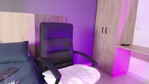 _miamiller_ online show from February 18, 2025, 11:08 pm