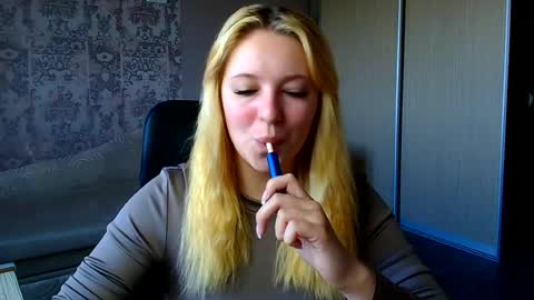Snapshot of _mila_la_ chatting on July 14, 2026, 6:29 am Melanie online show from July 14, 2026, 6:29 am