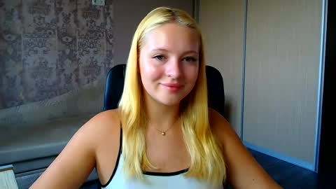 Snapshot of _mila_la_ chatting on August 6, 2026, 9:55 am Melanie online show from August 6, 2026, 9:55 am
