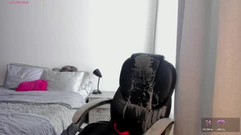 _miss_coco_ online show from April 10, 2026, 2:11 pm