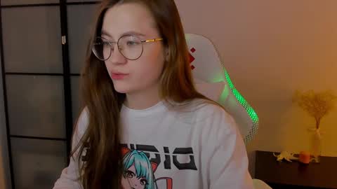 Snapshot of _nemalkovamia chatting on December 4, 2024, 4:32 am Mia with a big heart online show from December 4, 2024, 4:32 am