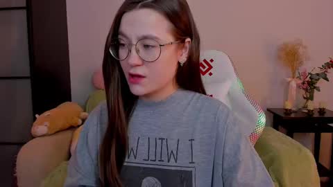 Snapshot of _nemalkovamia chatting on February 23, 2025, 6:39 am Mia with a big heart online show from February 23, 2025, 6:39 am