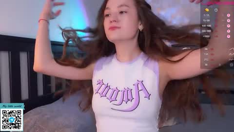 Snapshot of _nemalkovamia chatting on September 14, 2025, 11:09 am Mia with a big heart online show from September 14, 2025, 11:09 am