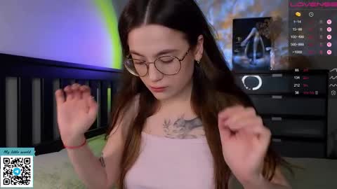 Snapshot of _nemalkovamia chatting on October 15, 2025, 12:27 pm Mia with a big heart online show from October 15, 2025, 12:27 pm