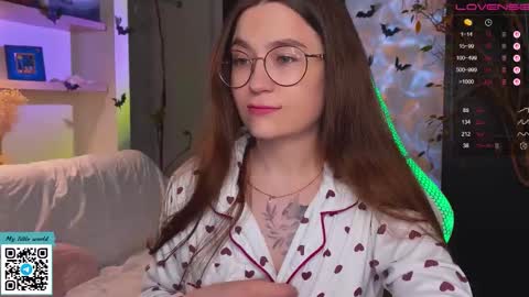 Snapshot of _nemalkovamia chatting on October 28, 2025, 12:09 pm Mia with a big heart online show from October 28, 2025, 12:09 pm