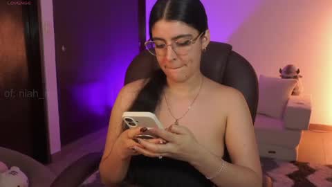 Snapshot of _niah chatting on June 6, 2026, 4:17 am NiniHelp me by giving my show a thumbs up online show from June 6, 2026, 4:17 am