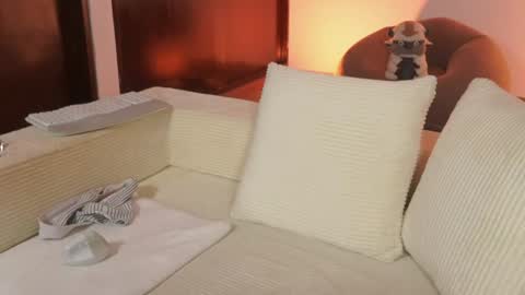 Snapshot of _niah chatting on June 25, 2026, 5:12 am NiniHelp me by giving my show a thumbs up online show from June 25, 2026, 5:12 am