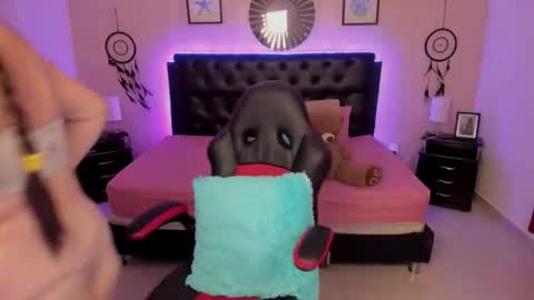 Olivia jones online show from February 4, 2026, 12:00 pm