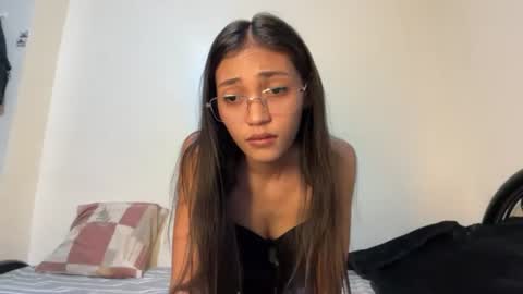 _petitechloe online show from June 14, 2026, 11:23 am