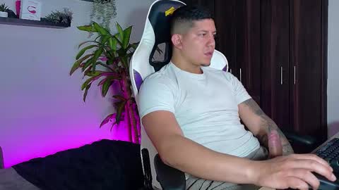 Roberto online show from November 28, 2025, 3:58 pm