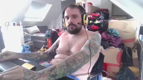 _smiley_bear27 online show from January 14, 2026, 5:02 am