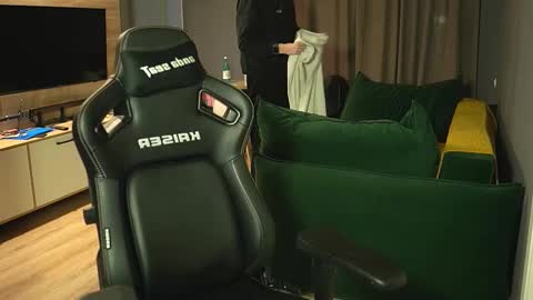 OLIVERpvt is open online show from December 16, 2025, 11:59 am