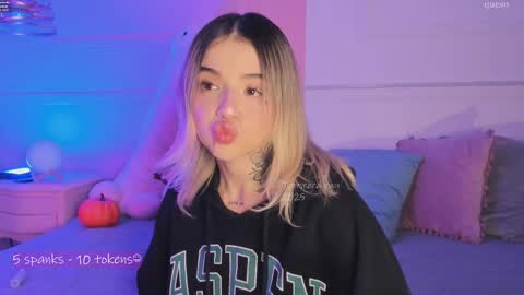 _tammarra_ online show from November 10, 2025, 8:19 pm