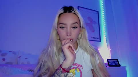 Snapshot of _viioletweekend_ chatting on March 12, 2025, 9:35 pm online show from March 12, 2025, 9:35 pm