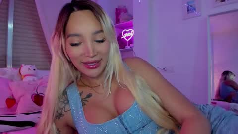 Snapshot of _viioletweekend_ chatting on December 2, 2025, 9:32 pm online show from December 2, 2025, 9:32 pm