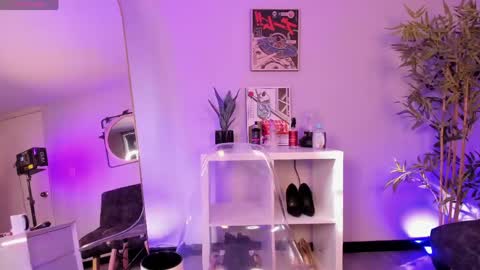 Snapshot of _violeta_owo_ chatting on April 23, 2026, 12:29 pm Evelyn online show from April 23, 2026, 12:29 pm
