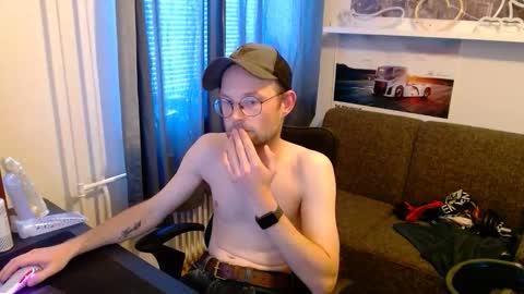 Snapshot of _whoisthatguy_ chatting on June 10, 2026, 6:29 pm _whoisthatguy_ online show from June 10, 2026, 6:29 pm