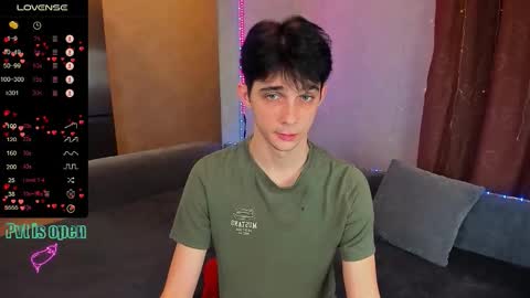 Snapshot of aaron_bang chatting on November 30, 2025, 10:14 pm Aaron Bang online show from November 30, 2025, 10:14 pm