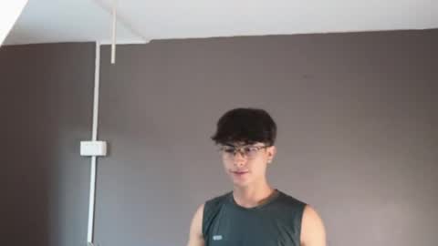 Snapshot of aaron_eze chatting on April 18, 2026, 9:48 pm Aaron Ezequiel online show from April 18, 2026, 9:48 pm