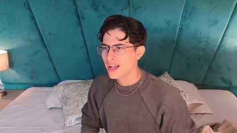 Snapshot of aaron_eze chatting on April 24, 2026, 4:42 pm Aaron Ezequiel online show from April 24, 2026, 4:42 pm
