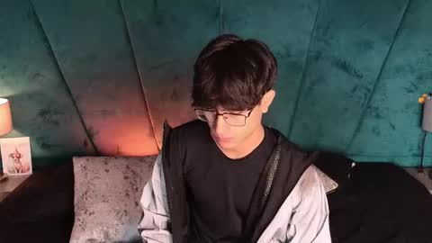 Snapshot of aaron_eze chatting on May 2, 2026, 12:32 pm Aaron Ezequiel online show from May 2, 2026, 12:32 pm