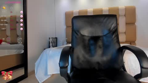 Snapshot of aaron_whitee chatting on December 11, 2024, 12:44 am Aaron online show from December 11, 2024, 12:44 am